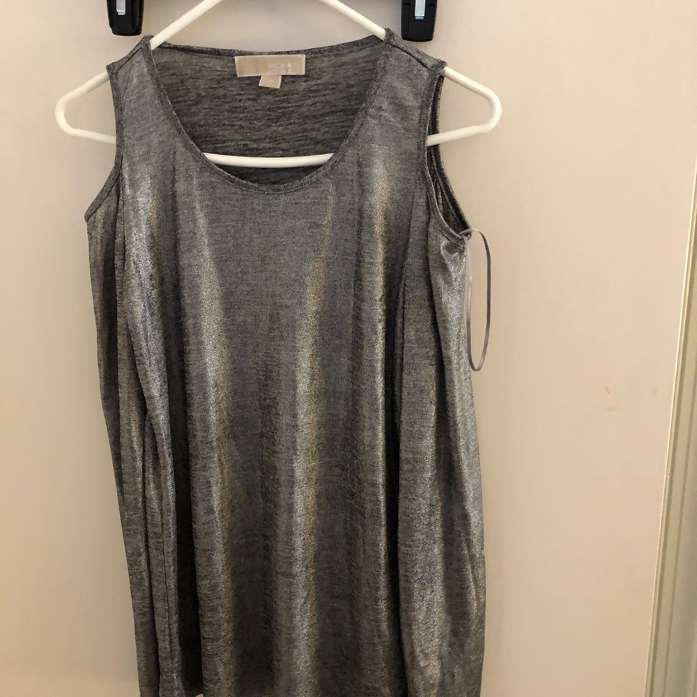 Metallic shoulder exposed shirt